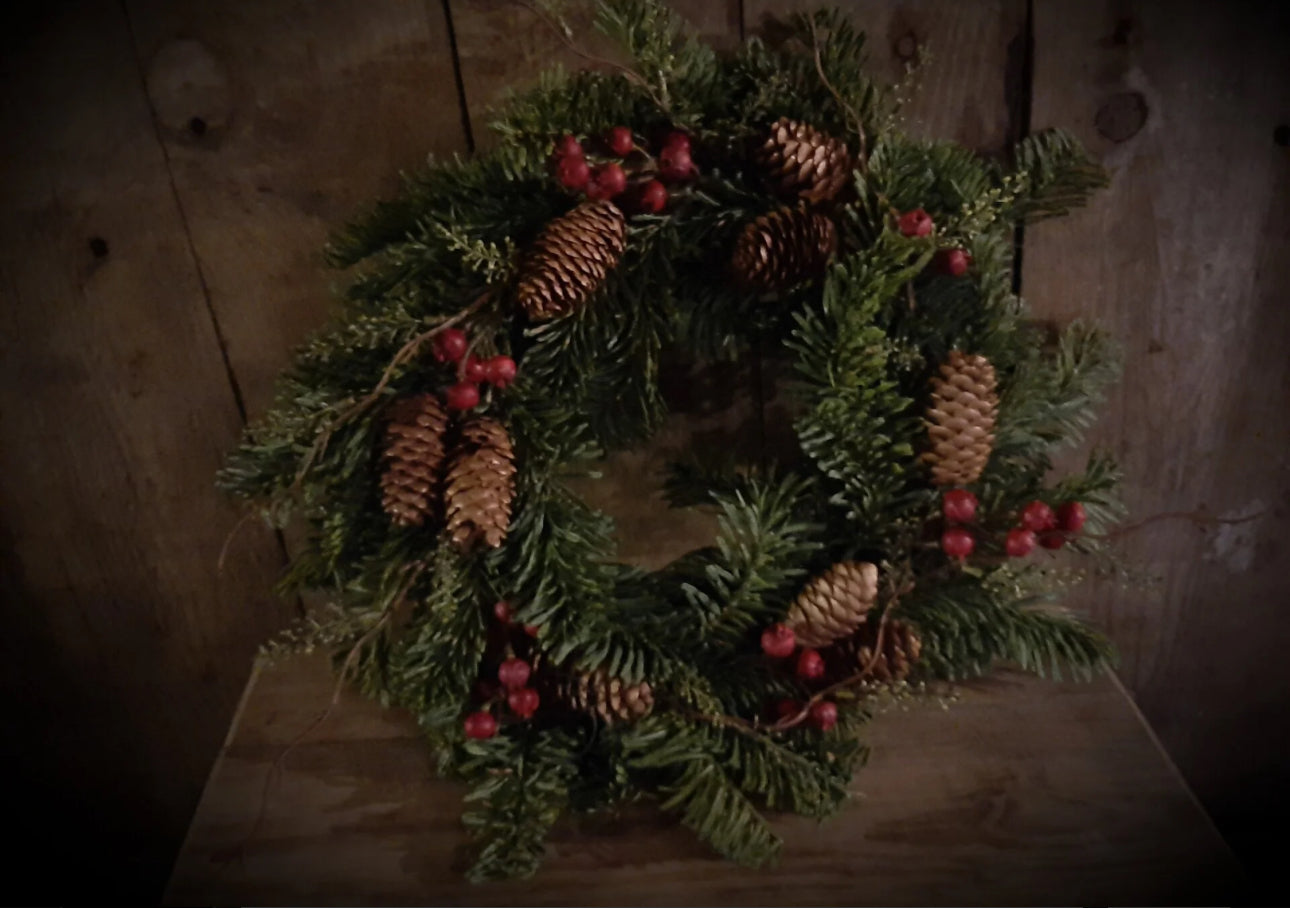 Nordman kerstkrans met bessen en dennenappels