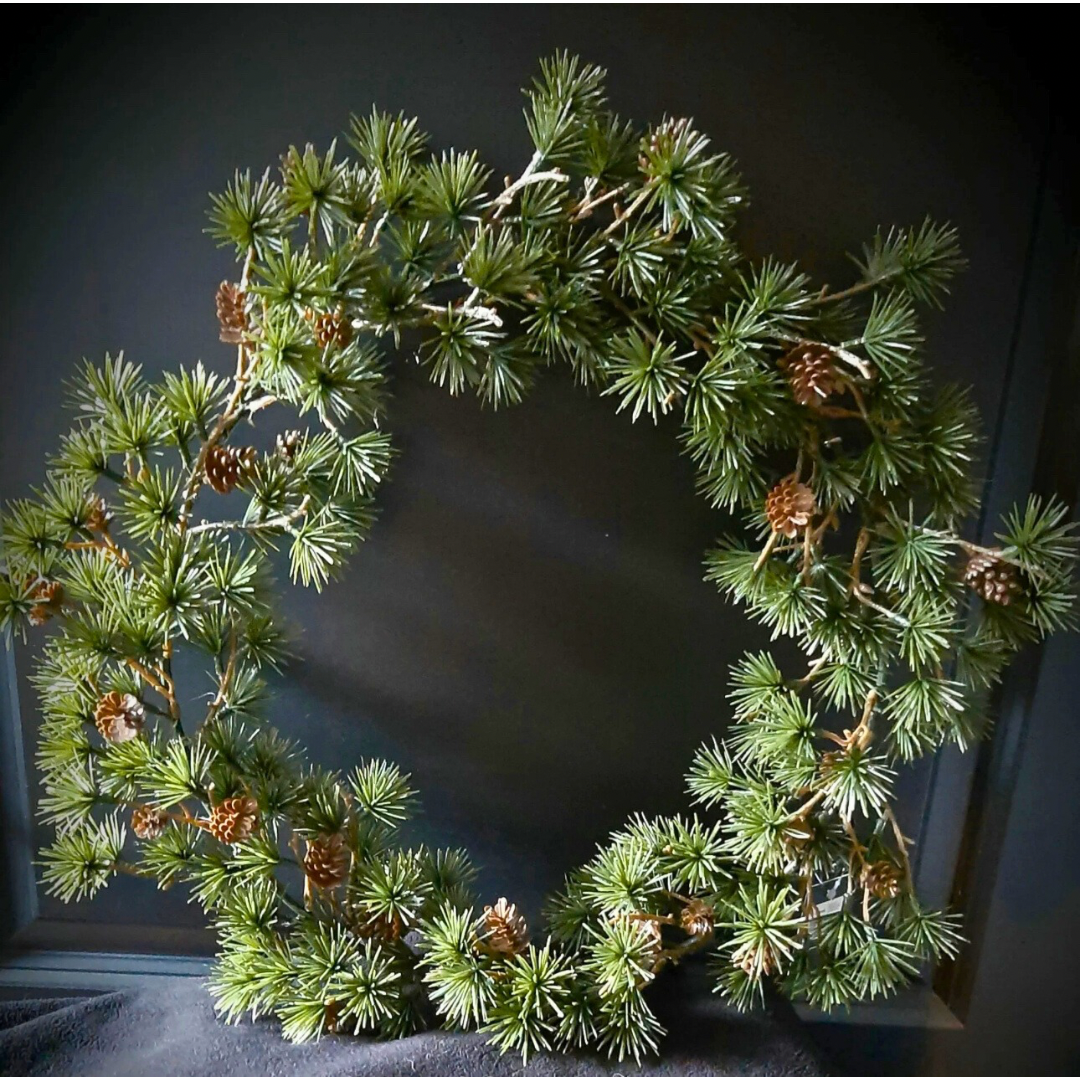 Krans dennentak met dennenappels.
